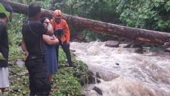 arnas se déplace à la recherche d’un homme de 50 ans perdu sous le courant au long d’une rivière dans le sud de Halmahera