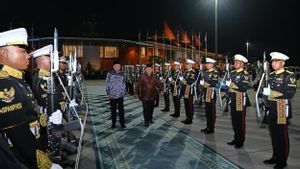 Lambaian Tangan Probowo Subianto di Ujung Landasan, Melodi 'Rasa Sayange' Pengantar Pulang Anwar Ibrahim