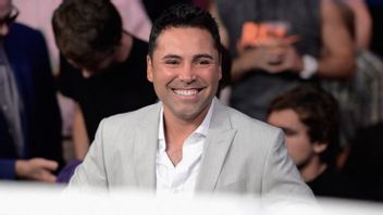 Not Cans, De La Hoya Challenges Mayweather In The Ring