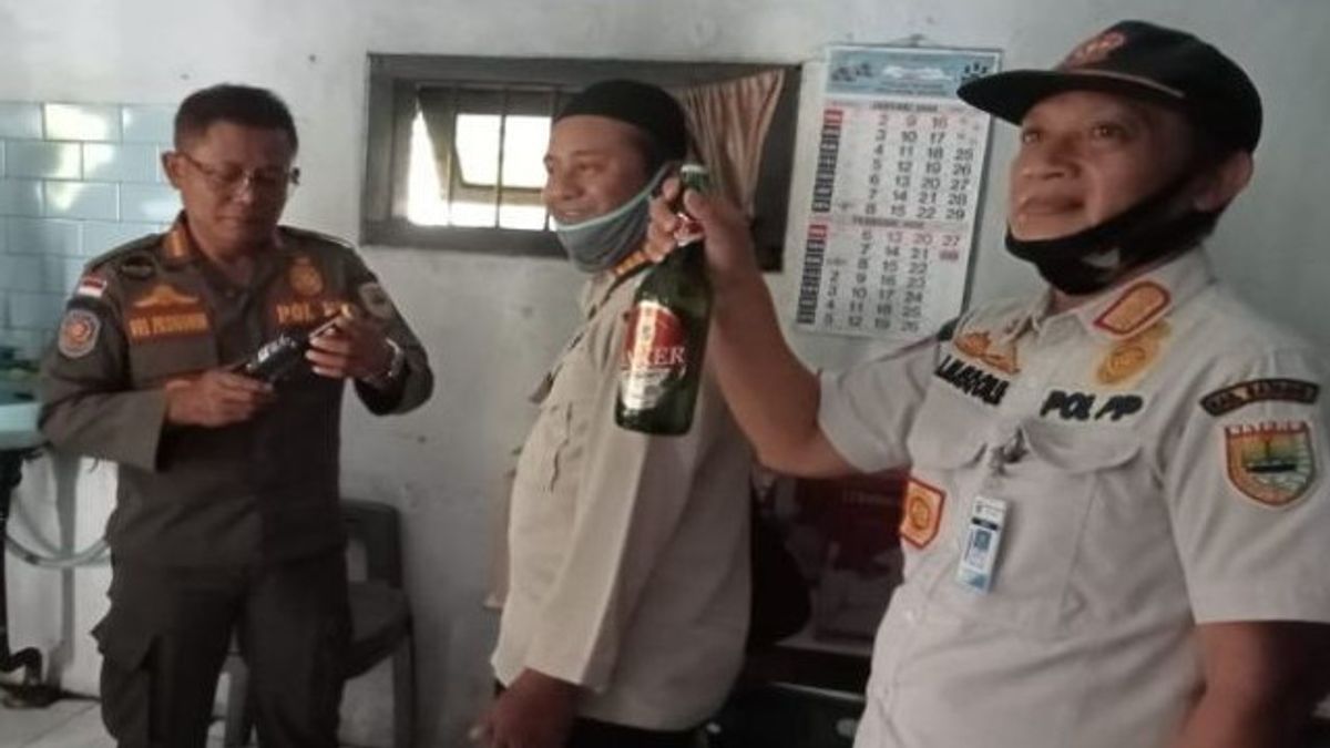 Visiting Grocery Stalls, Batang Civil Service Police Unit Central Java Confiscates 180 Bottles Of Alcohol