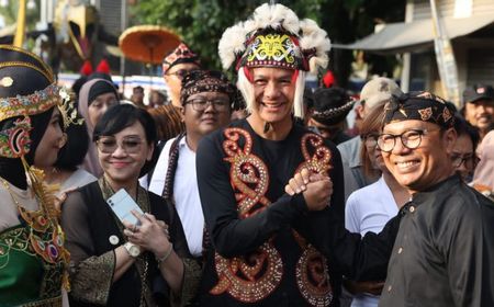 Pakai Busana Dayak, Ganjar Ikut Kirab Budaya Nitilaku 2023 di Yogyakarta