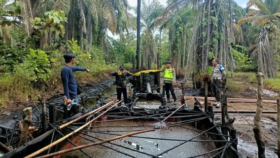 ジャンビ警察がムアロジャンビでの無許可石油採掘の加害者4人を逮捕