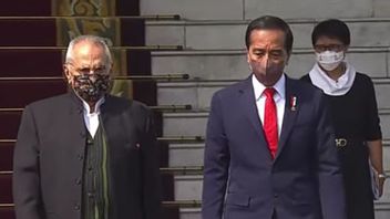 برفقة جنود يرتدون ملابس إندونيسية تقليدية، رئيس تيمور الشرقية يدخل قصر بوغور للقاء جوكوي