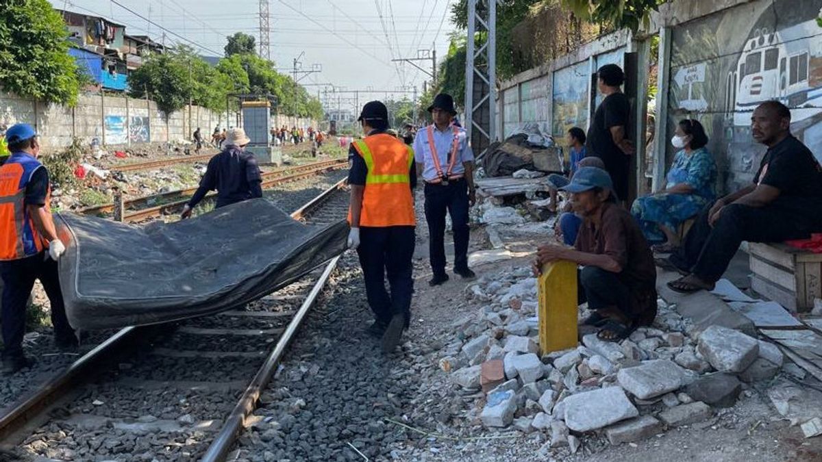 A Total Of 50 Illegal Buildings On The Edge Of The Railroad In The Senen Area Were Dismantled By Joint Officers