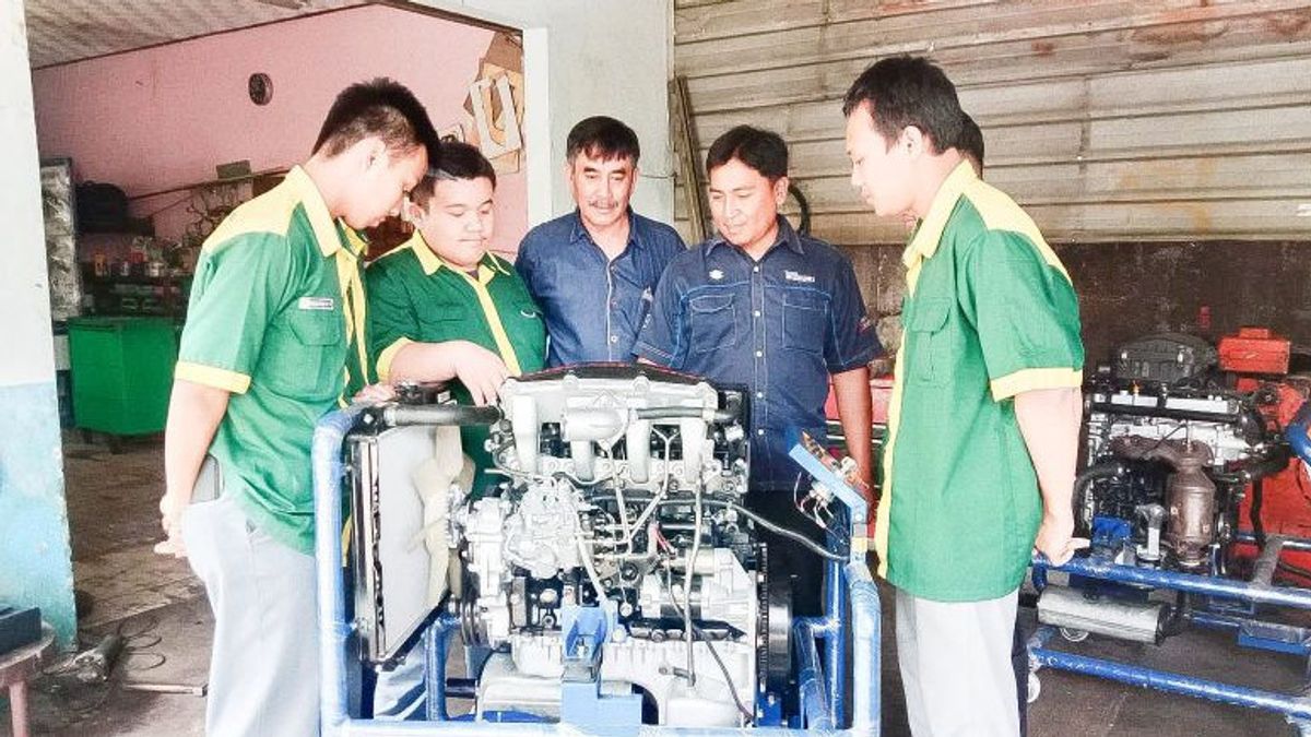 サイミュレータタック4は学生SMKバンドンをベトナム市場に浸透させました