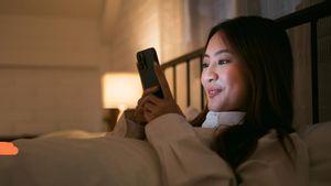 Bahayakan Kesehatan, Dampak Negatif Langsung Buka HP saat Baru Bangun Tidur