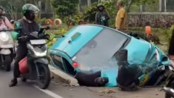 anese taxis Xanh SM d’origine vietnamienne arrêté par la police après avoir été heurté par un vendeur de riz cuisson à Jakbar