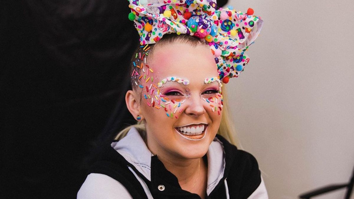 Jojo Siwa Confesses Same-Sex Lovers At 17 Years Old, Marketing Strategy?