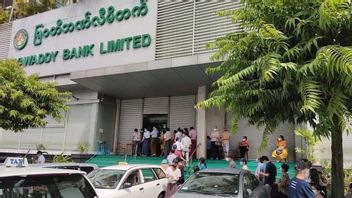 ミャンマーの軍事銀行の顧客は、クーデターに反対して彼らのお金を撤回しました