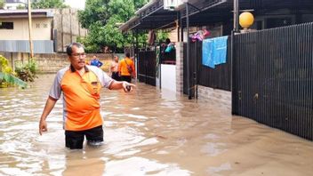 排水不良がジャンビ洪水を起こし、警察が住民避難要員を配備