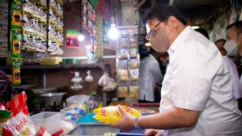 Coordinating Minister Airlangga Blusukan To Surabaya Wonokromo Market Escort Cooking Oil Operation Rp14,000