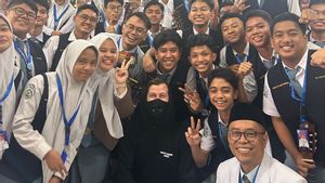 艾伦·沃克(Alan Walker)飞往棉兰的兴奋感遇到了爱资哈尔高中的学生和教师