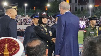 最高の卒業生のためにエルドアンの前で演説するために、警察署長は感謝としてBriptu TiaraにSIPを与えました