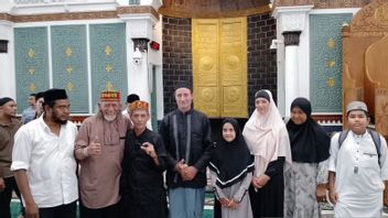 4人のフランス人観光客がバイトゥラーマンアチェの大モスクでイスラム教に改宗