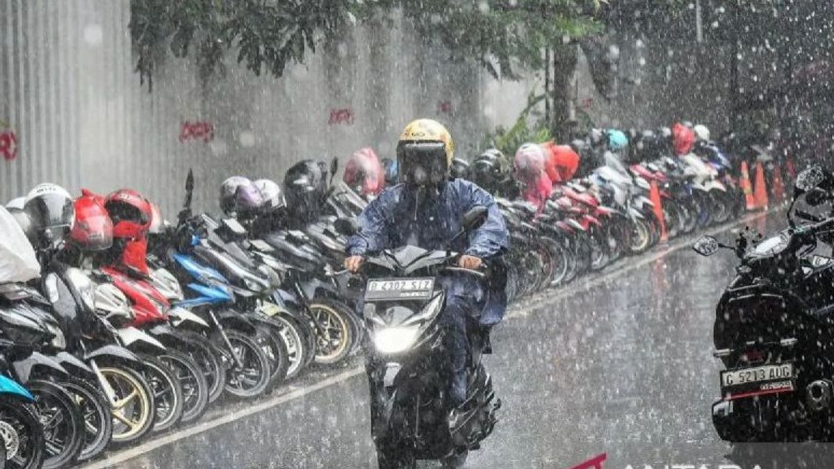 BMKG Prakirakan Cuaca Berawan dan Hujan di Sejumlah Kota di Indonesia