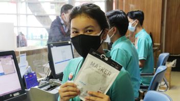 UNIQLO Indonesia Distributes 33,000 AIRism Masks For KAI Frontliner Employees