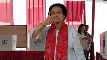 Momen Megawati Berselendang Merah Saat Nyoblos Bareng Keluarga