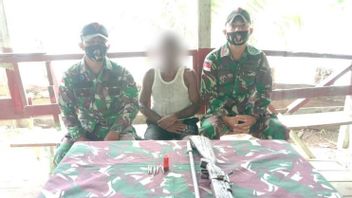 Warga Papua Serahkan 1 Pucuk Senjata dan 5 Butir Peluru ke Satgas Yonif 131/Brs