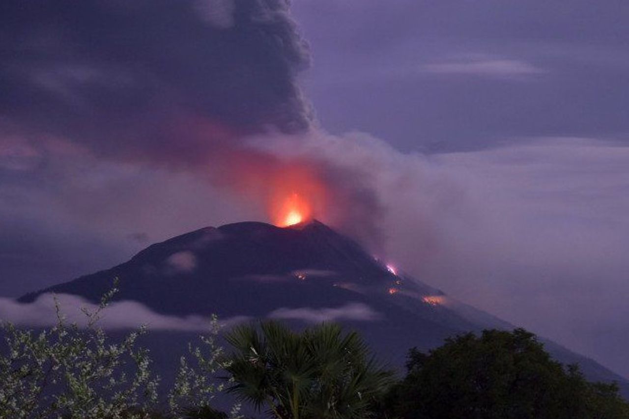 雨季は火山の斜面で寒くなる可能性をもたらし、住民と砂鉱山労働者は警戒するよう求められます