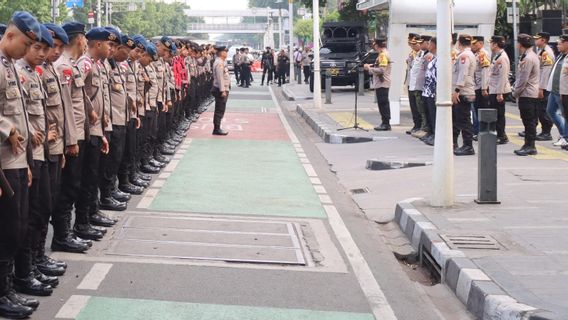 Salemba Raya Road est resserré par des milliers de personnes conjointes lors de l’enregistrement de Paslon Cagub DKI Jakarta au KPUD