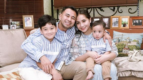 7 Potret Keluarga Artis di Hari Lebaran: Raffi Nagita Serba Biru, Syahrini Pilih Hitam