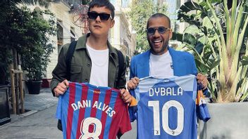 تبادل القمصان مع داني ألفيس، هل سيرمز ديبالا إلى برشلونة؟