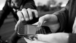 Tak Sadar Aksinya Bakal Viral, Sejoli Perampas Handphone Bocah Minta Maaf Setelah Didatangi Orang Tua Korban