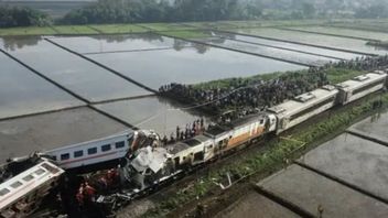 アバイカン信号、インド東部の貨物列車が旅客列車に衝突し、8人が死亡