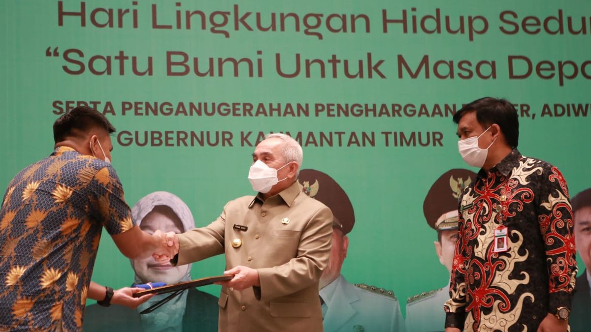 Pradiksi Gunatama Receives The East Kalimantan Provincial Environmental Award