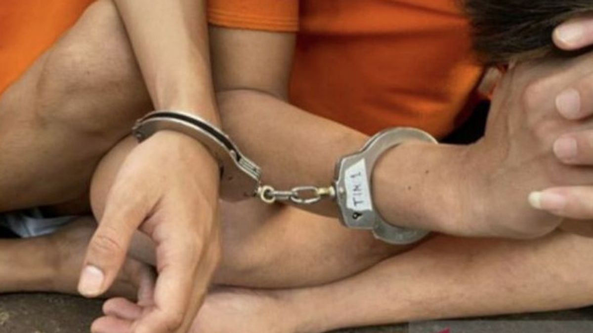 西ロンボク島でガールフレンドが服を脱ぐ写真、グル・ンガジが逮捕された