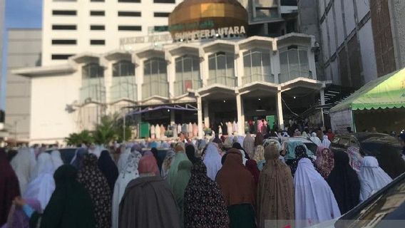 Thousands Of Muslims Celebrate Eid Al-Fitr At The Great Mosque Of North Sumatra Even Though The Mosque Is Being Renovated