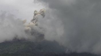 Le Mont Merapi Libère Le Flux Volcano-pyroclastique à 2 Kilomètres