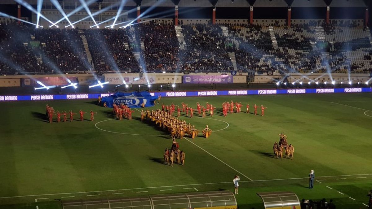 Liga 1 2024/2025 Opening: Show 200 Dancers