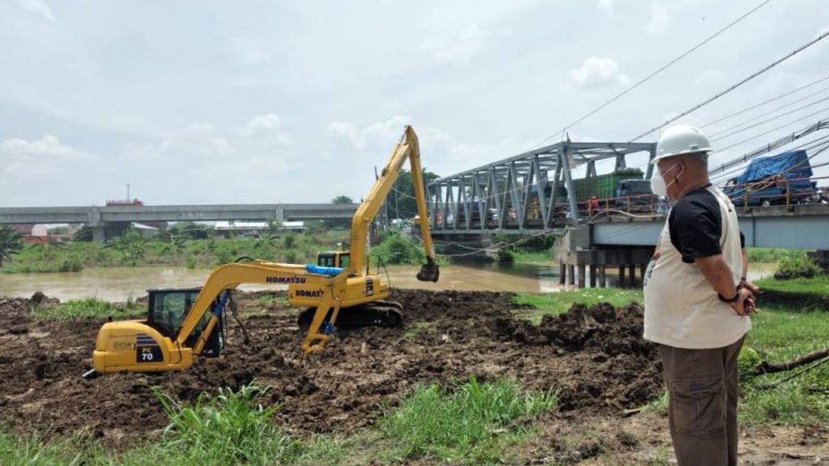17 équipements Lourds De Dragage Déployés Keruk Kali Lamong Gresik Qui Avaient Débordé En Raison D’inondations