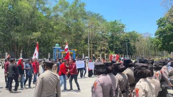 988ケンダリで学生2人を殺害した刑法法案の否決を記念する警察官警備員デモ