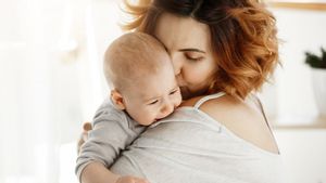 Kenapa Bayi Sering Gumoh? Ini Penjelasan dan Bedanya dengan Muntah