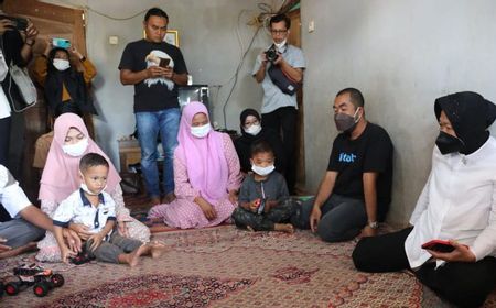 Mensos Serahkan Bantuan untuk Anak Penderita Jantung Bocor dan Penyakit Mata di Lebak