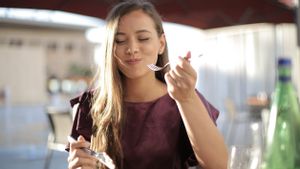 3 Kebiasaan Sebelum Makan Siang yang Efektif untuk Turunkan Berat Badan