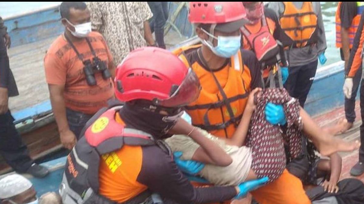 The SAR Team For The Evacuation Of Six Rohingya Immigrants Due To Illness In South Aceh