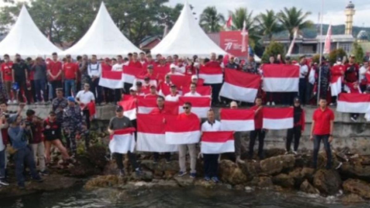 Sambut Hari Kemerdekaan, Bendera Ukuran Raksasa Berkibar di Pantai Kota Mamuju