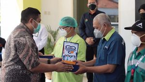 Kimia Farma Beri Ribuan Paket Bantuan Suplemen dan Vitamin untuk Nakes di Jawa Timur