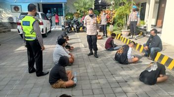 La Police Agira De Manière Décisive Sur Les Jockeys Et Les Spectateurs De Course Sauvages à Gatsu Kuta Au Nord De Bali