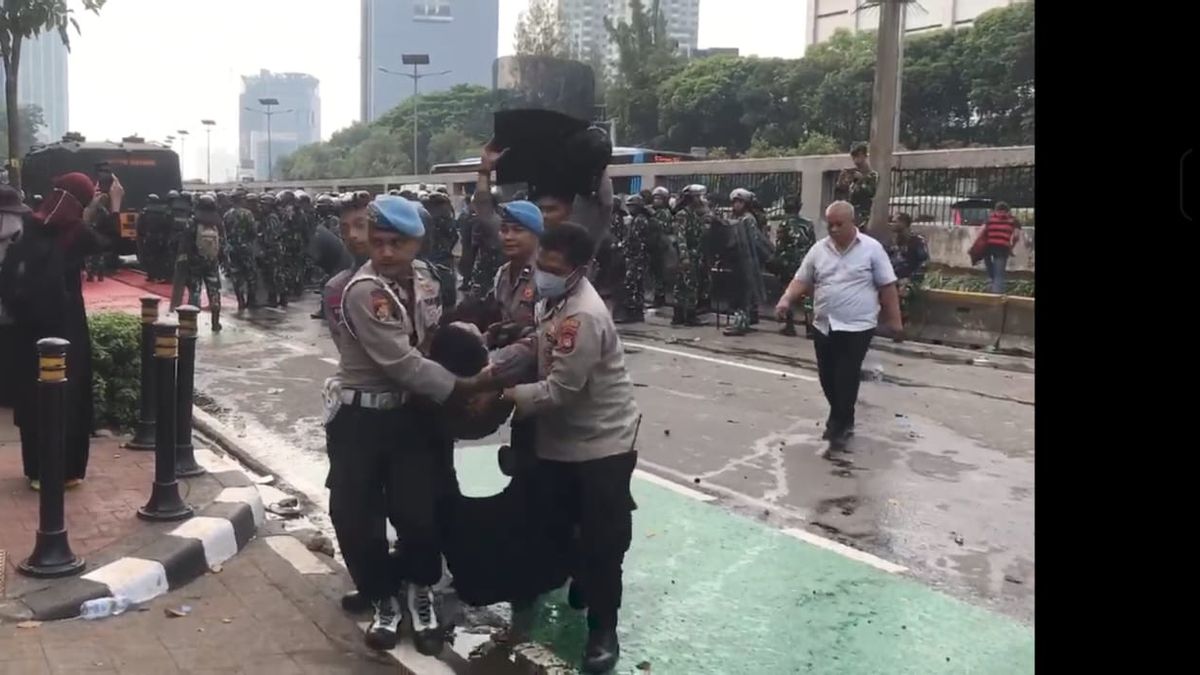 Aksi Demo di Depan Gedung DPR: 1 Polisi 'Tumbang' Dibopong Rekan-rekannya