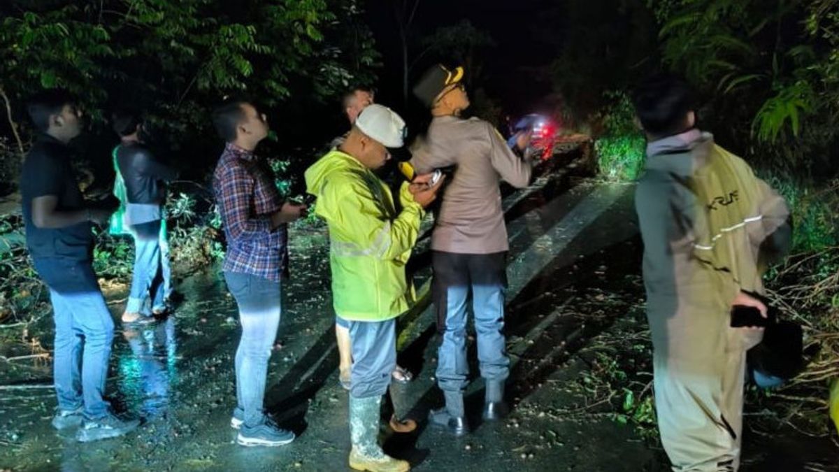 One Family In North Tapanuli Buried By Landslides In Cars, 3 People Died