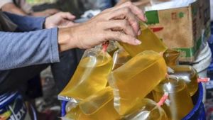 Emak-Emak Harap Bersiap! BUMN Pangan ID FOOD Sebar Minyak Goreng Curah di 5.000 Titik Lokasi, Harganya Rp14.000 per Liter