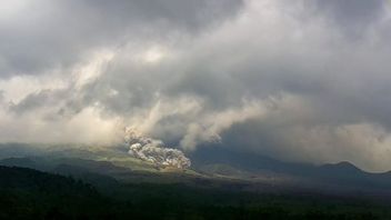 جبل سيمورو يطلق سحابة حارة تقع على بعد 5 كيلومترات