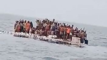 载有数百名罗兴亚难民的船只在西亚齐的Meulaboh水域倾覆