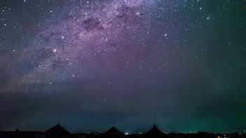 夜空与闪闪发光的星星在巴厘岛在尼皮， 这是 Bmkg 关于银河系的解释