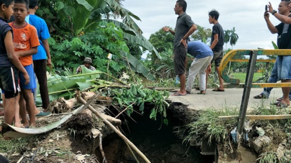 风和大雨的隆隆声使西苏门答腊岛的达玛斯拉亚居民感到恐慌，直到波兰达波拉克商品摊位的房子的屋顶