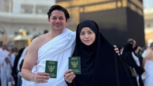 Andrew Andika Diduga Menikah Lagi, Pamer Buku Nikah di Depan Ka'bah